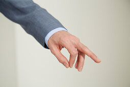 Männerhand mit gestrecktem Mittelfinger