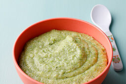 Vegetarian broccoli and oat purée (for 5 to 6 month olds)