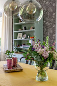 Sommerlicher Blumenstrauß im Esszimmer im Vintage-Stil