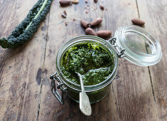 Selbstgemachtes Kohlpesto im Bügelglas