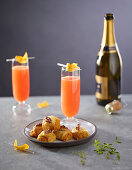 Möhren-Röllchen zum Blutorange-Champagner-Cocktail