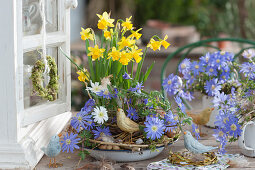 Frühlingsschale mit Narzissen 'Tete a Tete' und Strahlenanemone, Holz-Vögel als Deko