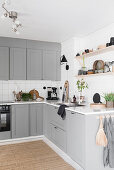 Country-house kitchen with stone-grey cabinets and sisal rug