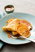 Crepe Suzette (Pfannkuchen mit Orangenlikör-Orangensaft-Sauce, Frankreich)