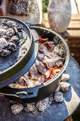 Schichtfleisch mit Bacon, Zwiebeln und Paprika im Dutch Oven schmoren