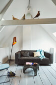Graue moderne Couch in Dachgeschoß eines renovierten holländischen Stadthaus