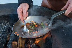Wintergrillen: Elchsteak in Pfanne auf Grill zubereiten (Norwegen)