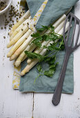 Spargel, grüner Pfeffer und Kerbel auf Geschirrtuch