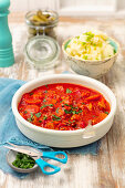 Schweinegulasch mit Paprika, Karotten und Tomaten