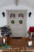 Weihnachtlich dekorierte, überdachte Veranda und Eingangstür