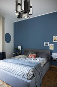 Blue wall in Japandi-style bedroom