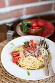 Spaghetti bolognese with tomatoes