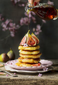 Fig pancakes with maple syrup