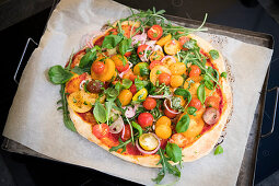 Pizza with tomatoe salad with truffle salami