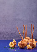 Frittierte Käsebällchen mit Speck, Schnittlauch und Semmelbröseln