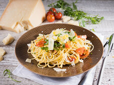 Spaghetti with cherry tomatoes, rocket and parmesan
