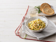 Spaghetti mit Zucchinipesto und Feta
