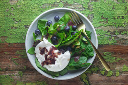 Spinatsalat mit Blaubeerdressing und Burrata