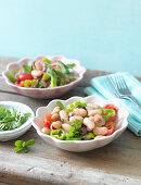 White bean salad with green pepper and tomatoes