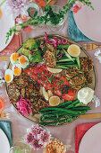 Forelle mit Kräuter-Pancakes und Gemüse auf Platte zum Muttertag