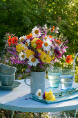 Frühsommerstrauß aus Margeriten, Trollblumen, Nelkenwurz, Wiesensalbei und Witwenblume