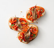 Paprika-Crostini mit Anchovis