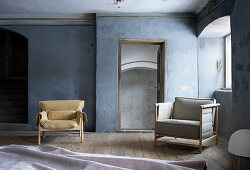 Sitzmöbel in grau-blauem Zimmer mit Holzdielenboden