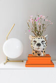 Table lamp with spherical lampshade and vase in the shape of a cheetah's head