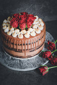 Naked Drip Cake mit Schokobiskuit, Schoko-Cheesecake und Brombeercoulis-Füllung