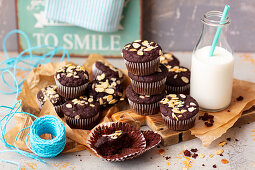 Bean brownie muffins with almond flakes and milk