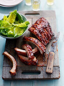Glazed grilled pork ribs with lettuce (China)