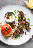 Bulgur tomatoes with kebab skewers