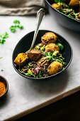 Salat mit gerösteten Curry-Kartoffeln, Linsen und frischem Koriander