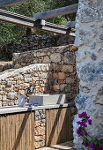 Spülstein in der Outdoorküche am italienischen Natursteinhaus