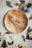 Holzteller mit Weihnachtsdekoration