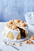 Golden amaretti Christmas cake