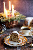 Ein Stück Christstollen-Gugelhupf mit Puderzucker