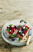 Brot mit Rote-Bete-Hummus, Feta, Oliven und Minze