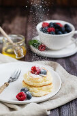 Japanische Souffle Pancakes mit Beeren, Puderzucker und Honig