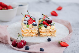 Mille Feuille mit Creme und frischen Früchten