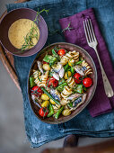 Fusilloni mit Makrele, Gemüse, Estragon und Kapernsauce