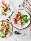 Salad with grilled pears, rocket and Parma ham
