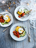 Selbstgebackenes Maisbrot mit Harissa-Tomaten, Avocado und pochiertem Ei