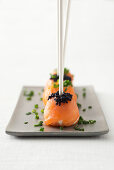 Lachs-Pops mit Kaviar und Schnittlauch