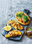 Naan-Pizzen mit Masala-Hähnchen