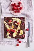 Cheesecake Brownie mit Himbeeren