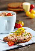 Wholemeal bread with ham cream made from ricotta, tomatoes and Black Forest ham