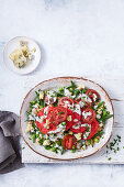 Heirloom-Tomaten-Bohnen-Salat mit Blauschimmelkäse-Dressing