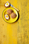 Vegetarische Scotch Eggs mit Sesam-Miso-Panade