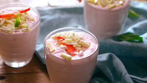 Erdbeermousse mit weißer Schokolade herstellen